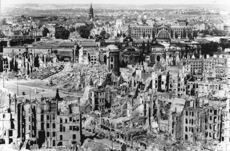 Dresden, Teilansicht des zerstörten Stadtzentrums über die Elbe nach der Neustadt. In der Bildmitte der Neumarkt und die Ruine der Frauenkirche.
